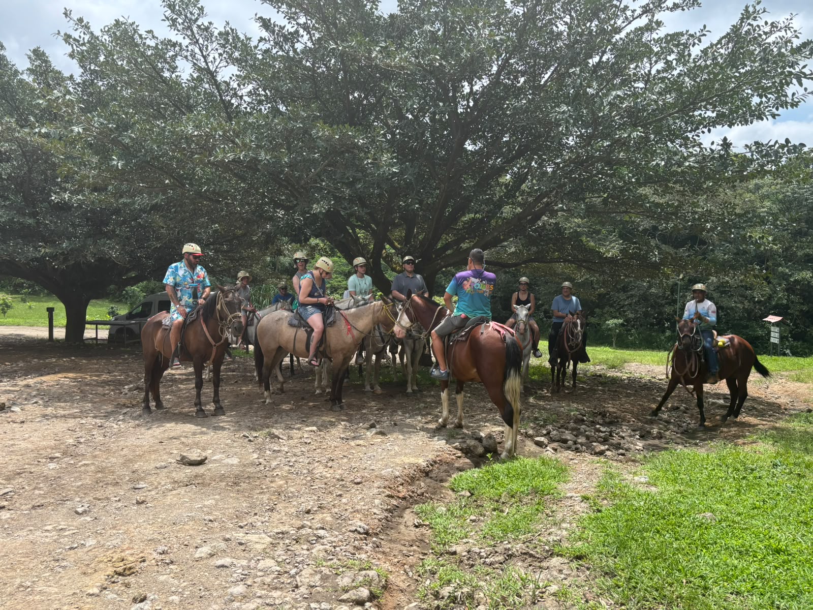 Grupo preparándose para un paseo a caballo durante el Mega Combo Tour