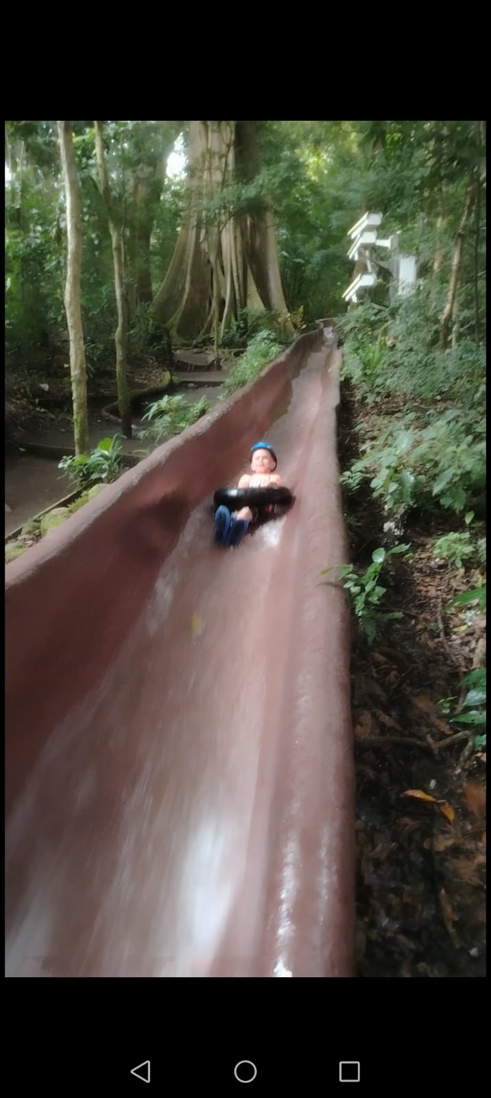 Visitante descendiendo por el tobogán de agua
