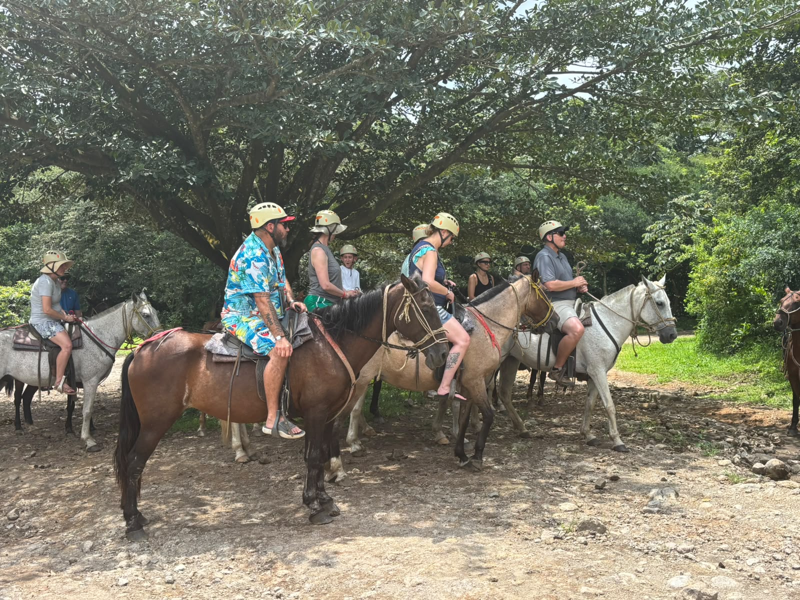 Visitantes durante un paseo a caballo en el Miravalles Volcano Tour